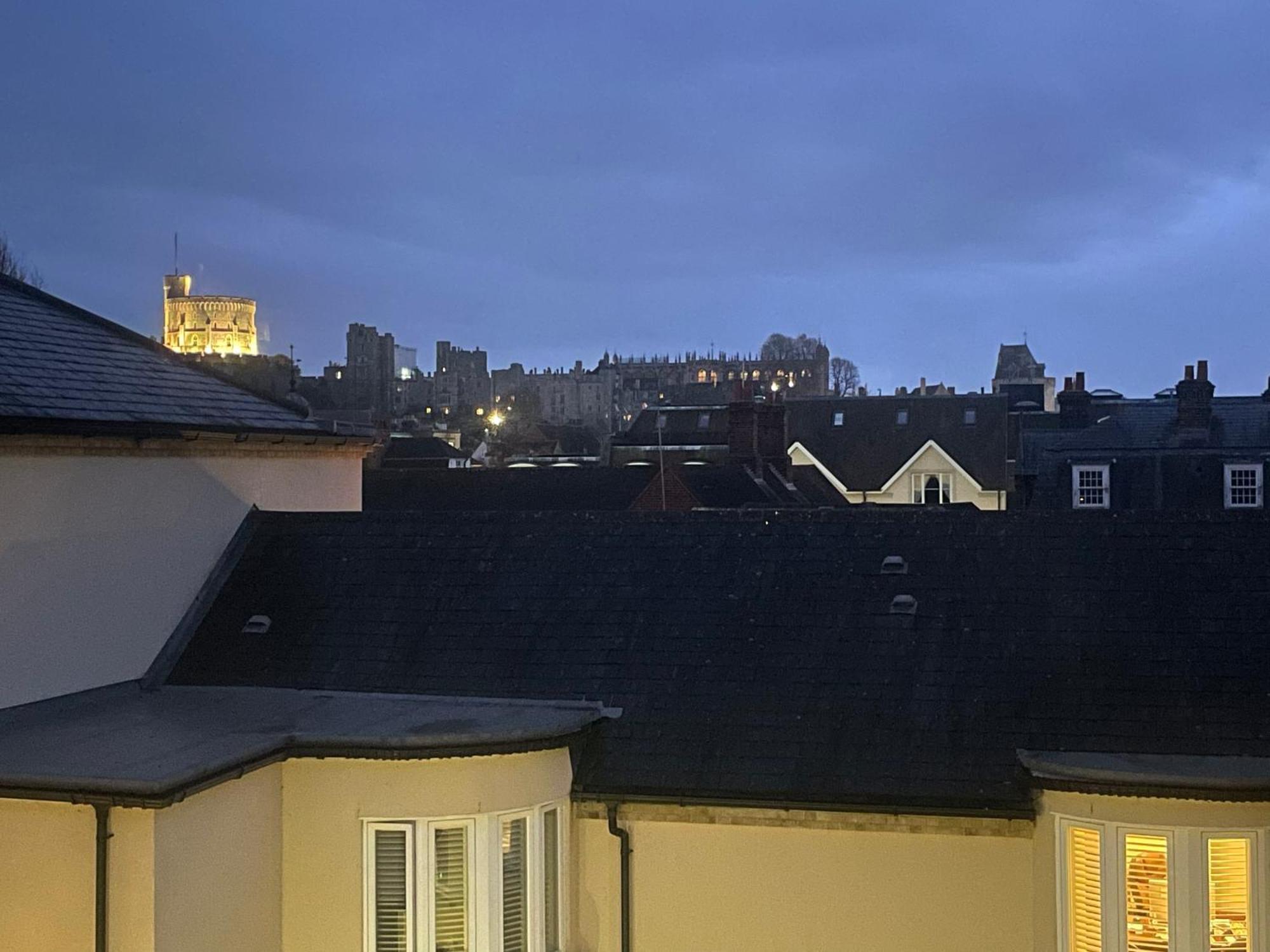 Top Floor En-Suite Double Bedrooms With Great View Of Windsor Castle & Free Parking Exterior photo